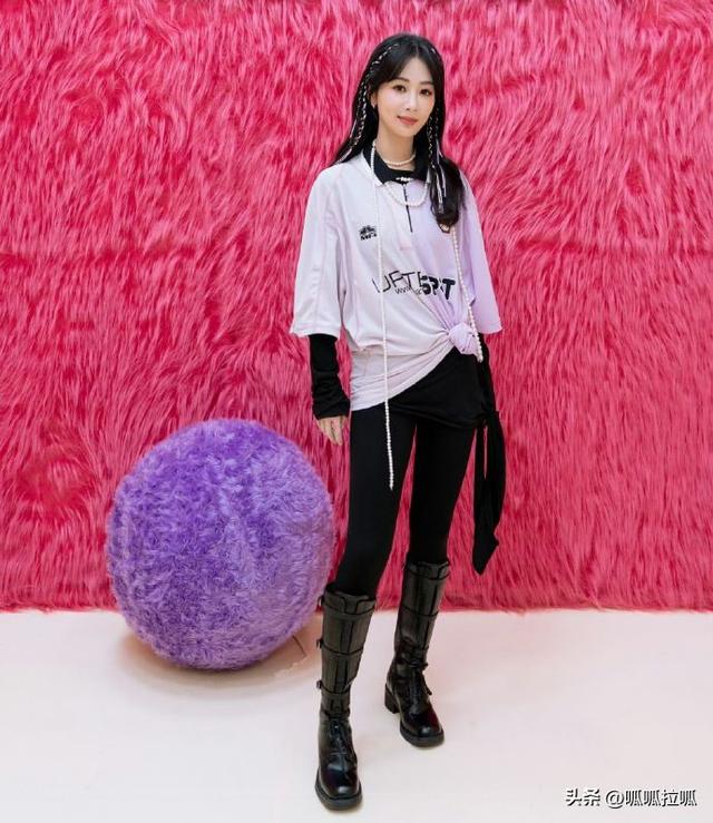 别眨眼！女星穿紧身牛仔裤狂炫身材，细腰翘臀的暴击谁顶得住