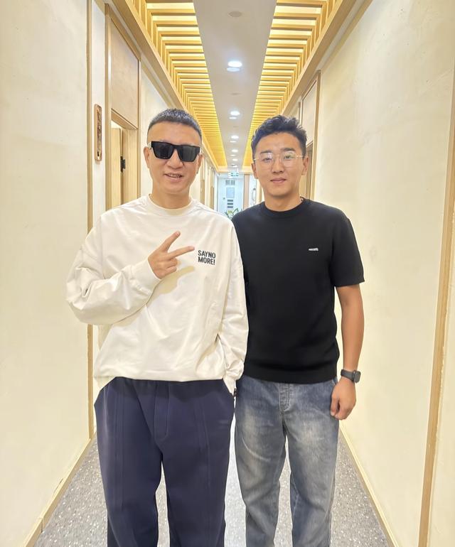 孙红雷和老婆王骏迪到宁夏旅游，在院子烤羊肉串，打扮时尚好贵气