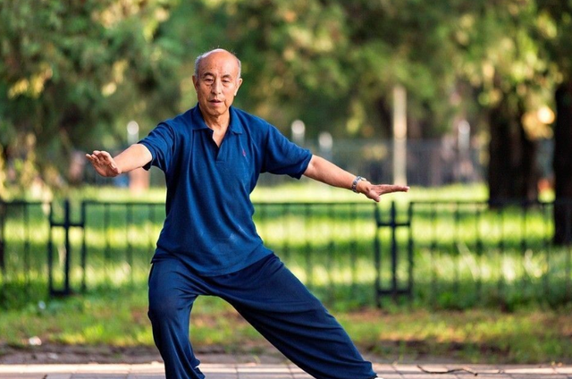 真正的太极拳就应该扭扭晃晃：别光顾着手脚，让身体“活”起来！