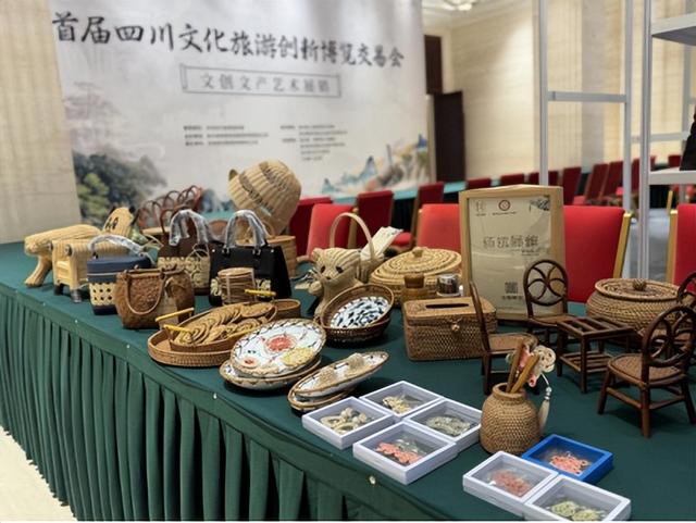 首届四川文旅创新博览交易会，公益拍卖与揭牌仪式相继举行