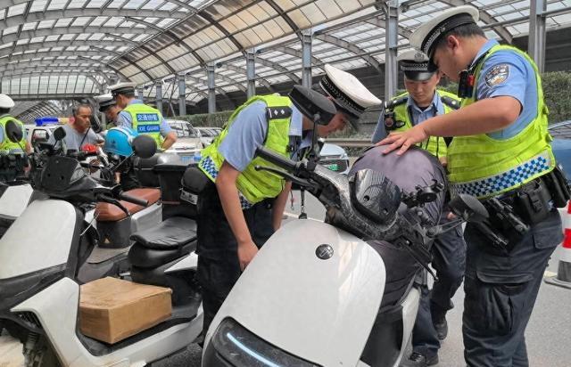 2026年1月1日起，这3类电动车将禁止上路，违规停放充电也会罚款