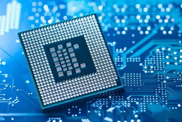 特朗普输了个精光，美国最强劲敌出现，并非中俄，黄仁勋一针见血