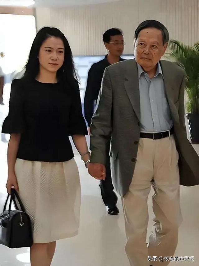 49岁的翁帆也没想到，杨振宁去世后，竟因一个举动实现口碑暴涨