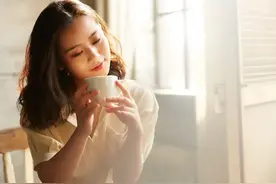 女人叫你“哥”，暗示这四件事，男人别不懂图片