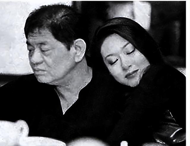 黄任中：每年花20亿泡妞，一张床睡十人，去世后留给儿子26亿巨债