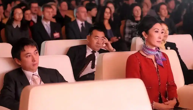 71岁王健林现身新疆，近照骨瘦如柴，王思聪却在国外和女友狂欢
