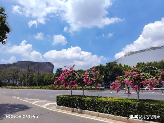 信华建国酒店和新城吾悦广场，如同商丘市中心城区的两颗璀璨明星