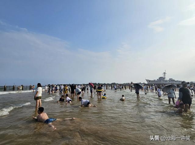看八月的海景图，除人山人海形容外，还有什么成语可以比喻呢？