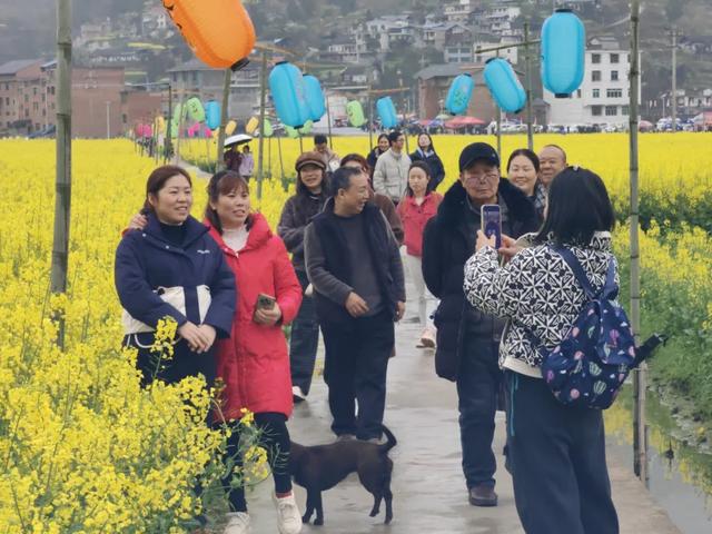 人气爆棚！桐梓春季“村晚”圈粉外地游客！