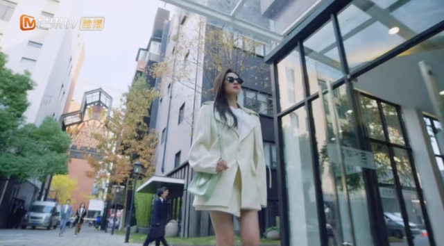 出片率100%！上海人都在找这个“限定露台”！这条“银杏大道”好拍又好吃！