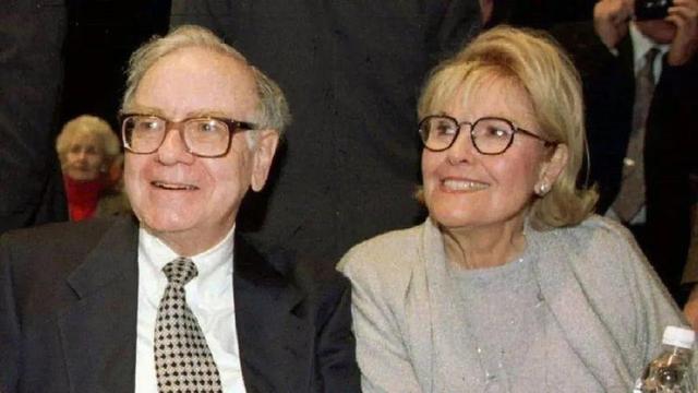 95岁巴菲特自曝三次死里逃生，前妻为他介绍新欢，财产分配出炉