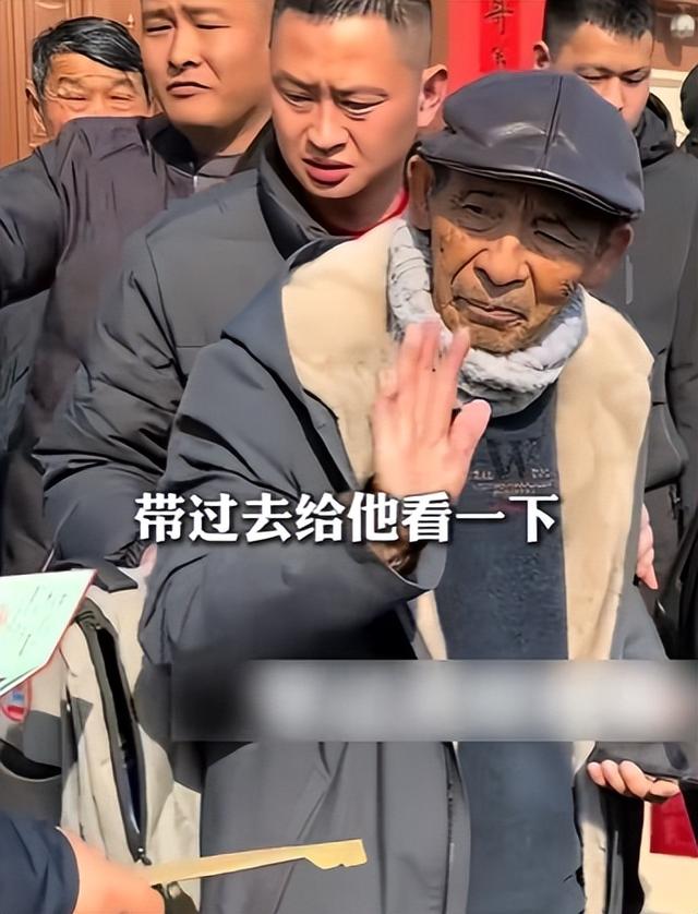 担心的事还是发生！刘强东发年货刚开始，老父亲就走上大衣哥老路