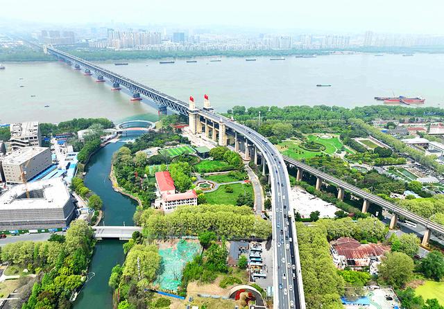 为什么武汉长江大桥的游人众多，南京长江大桥的游人比较少呢？