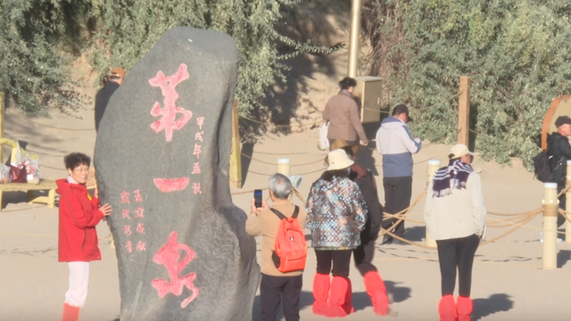鸣沙山月牙泉景区：国庆首日迎游客 服务升级