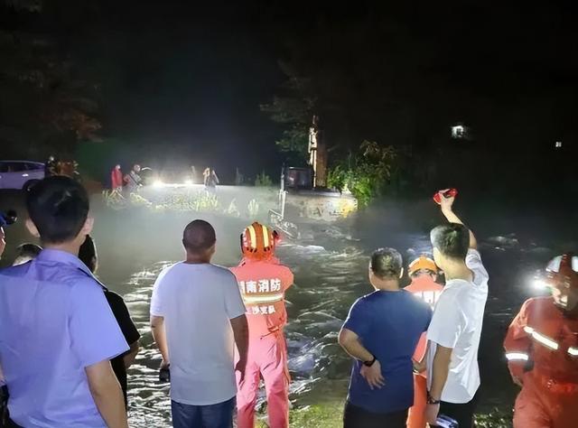 13人露营致10死，五个家庭天塌了，野景点自己去的，羊倌曾提醒过