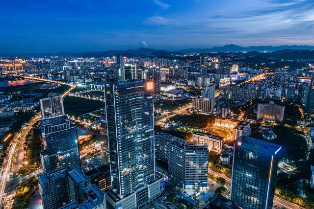 国内最有 “割裂感” 的城市之一！浪漫不失烟火，海鲜档吃到扶墙出