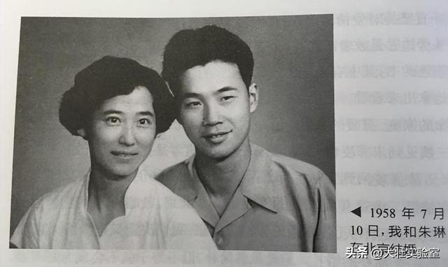60年代，李鹏夫妇与儿女们在天安门广场，一张温暖的罕见全家福！