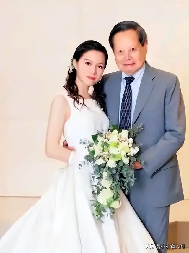 万万没想到	，杨振宁去世，恶心一幕，有人喊她继续照顾杨振宁儿子