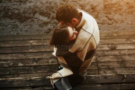 96年洪水冲垮了村子，我和女老师被困在山洞里，度过了三天三夜