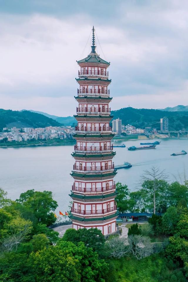 半江碧波，一城风华。这里是龙母故乡、崇德之城——德庆！