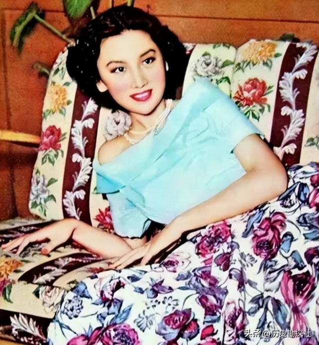 70年代，夏梦等人的罕见合影，她美得无可挑剔，堪称绝代佳人