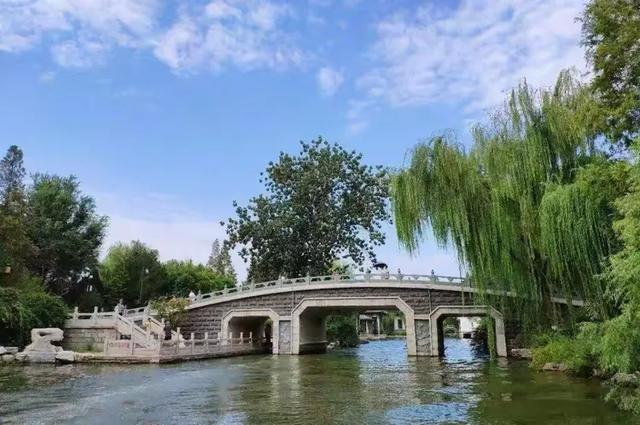 济南大明湖的秋景