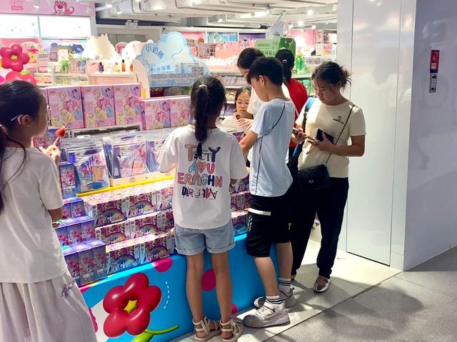 靠卖纸片“收割”小学生！卖9.9元卡牌的卡游，撑起 44 亿年利润