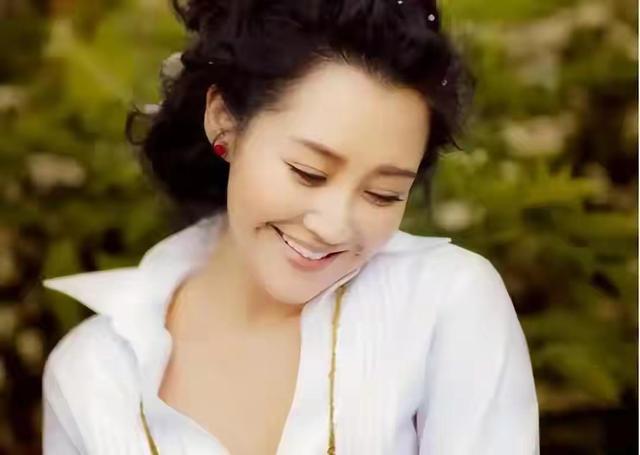 她一生“风流成性、老少通吃”，撩汉无数，如今56岁依旧貌美如花