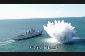 首次曝光！数吨炸弹突然爆炸，掀起百米巨浪，052D驱逐舰安然无恙图片