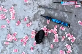 网友发视频称大桥下发现大量疑似百元大钞，山西吕梁民警借助消防梯踩冰捡拾，详情尚在进一步调查图片