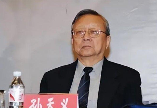孙殿英先做土匪后挖清陵，其后代如何？儿子是万人敬仰的大人物