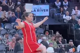 顶流！NBA中场休息大妈表演杂技顶碗，引得全场观众惊呼中国功夫图片