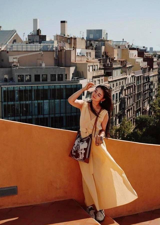 40岁李小萌太丰满，穿印花裙都兜不住好身材，难怪直男都喜欢她