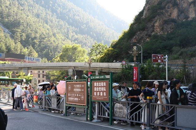 九寨沟景区客流高峰服务再升级 多举措畅通游客出行