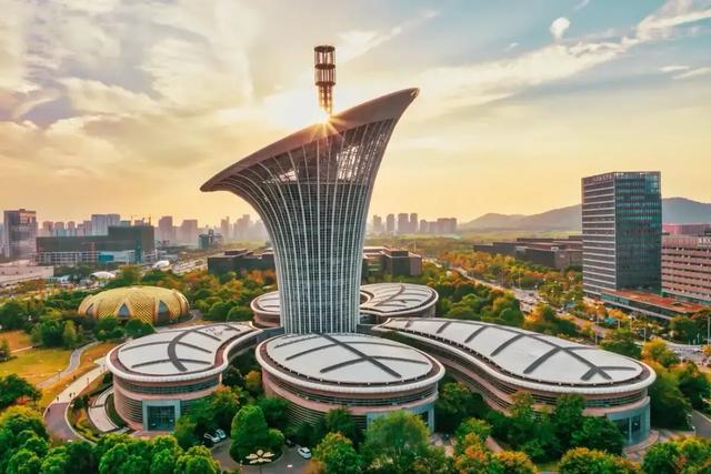 武汉：从“不服输”到“YYDS”，这座城市到底有多能打？