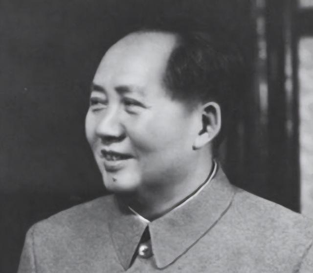 1976年华国锋参加晚宴，接到紧急电话后脸色突变：马上去中南海