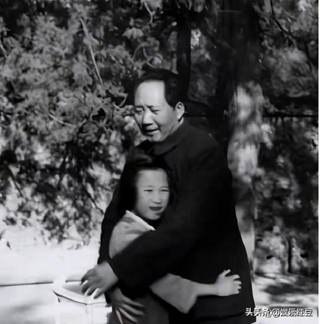 毛主席一家四口合影，四人脸上全是笑意，李讷紧挨毛主席