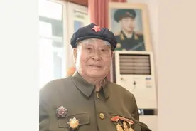 八路军中弹倒地，汉奸见他没死，小声说道：别动，我们一会就撤！图片