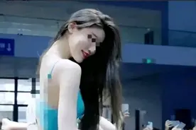 9月4日成都车展上车模做出大尺度动作，众人围观拍照引发争议。图片