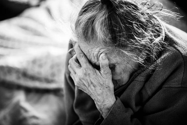 96年洪水冲垮了村子，我和女老师被困在山洞里，度过了三天三夜