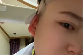 女子染发致头皮感染患上银屑病，边哭边剃光头发，专家：如果治疗不及时，会引起糖尿病、心血管疾病等图片