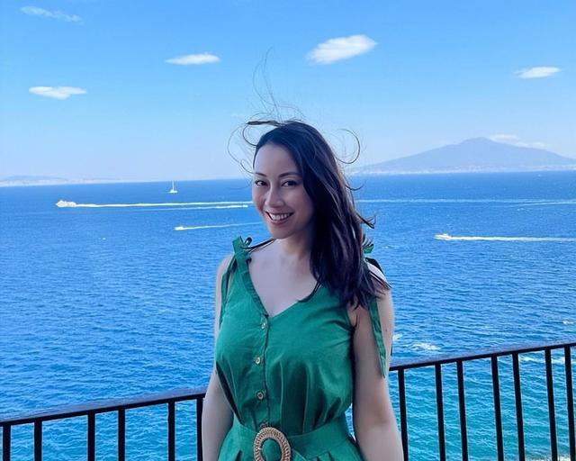 香港知名女星疑经济出问题，在网上售卖大尺度照片，移居英国失败