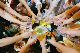 公司团建，酒后，她和男同事发生了一段情图片