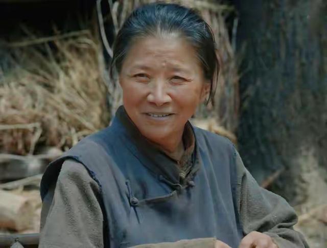 《生万物》“大脚娘”迟蓬逛超市被偶遇，打扮好朴素，真人很随和