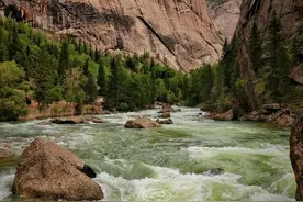 阿尔泰山南麓的可可托海图片