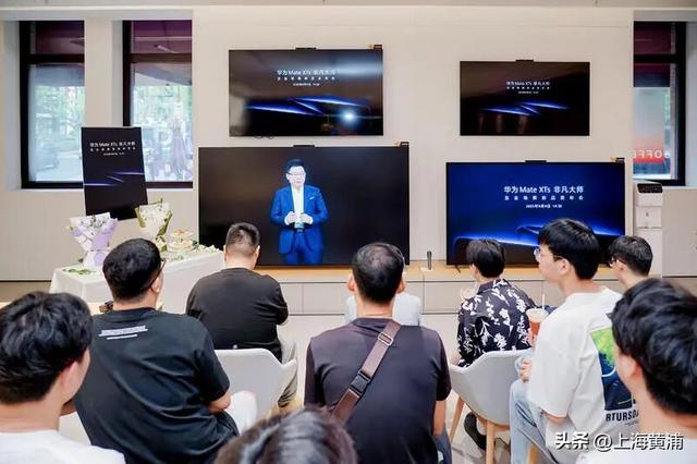 新款“三折叠”手机重磅发布，粉丝在淮海路已经体验上啦！