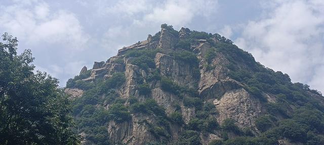 湖光山色，碧波微澜下的翠华山山崩奇观