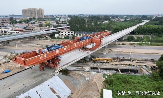 雄忻高铁雄保特大桥箱梁架设完成