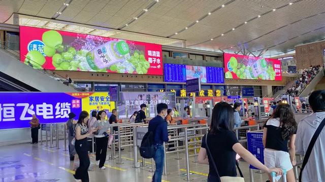 暑运狂潮下的“清蓝现象”:涌动全国,处处鲜活