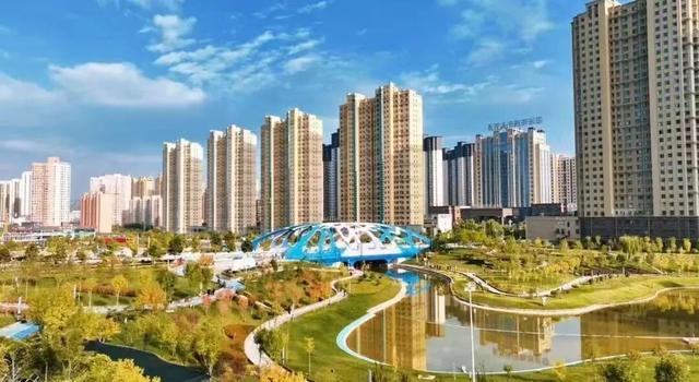 临夏秋日：在暖阳里邂逅街巷与公园的诗意